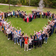 Der Branchentreff der großen FKM-Familie am 4. Oktober 2025 stand in diesem Jahr ganz im Zeichen inspirierender Vorträge, fachspezifischen Entwicklungen und aktueller Informationen aus der Landesinnung, vor allem aber im Zeichen des unterhaltsamen und anregenden Austausches zwischen den Betrieben. Gastgeberin und Landesinnungsmeisterin Anita Schmidt konnte zahlreiche, gut gelaunte Teilnehmerinnen und Teilnehmer der Fußpfleger, Kosmetiker, Masseure, Piercer, Tätowierer und Pigmentierer aus Niederösterreich im Seminarbereich des Hotel Therme Laa begrüßen.
