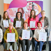 Am 21. Oktober 2025 stand die Gemeinschaft im Mittelpunkt: Landesinnungsmeisterin Anita Schmidt lud zu einem besonderen Come-Together in die Wirtschaftskammer Niederösterreich, um jene Mitgliedsbetriebe der Landesinnung der Fußpfleger, Kosmetiker und Masseure zu ehren, die seit zehn bis hin zu dreißig Jahren Teil dieser starken Gemeinschaft sind.