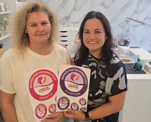 01_Baranyai-Doris_web Übergabe des Gütesiegels durch Iris Wachter-Rilk (rechts), FKM-Bezirksvertrauensperson im Bezirk Baden, an Doris Baranyai aus Baden (links) für die Bereiche Fußpflege und Kosmetik.