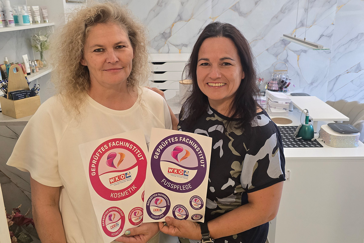 01_Baranyai-Doris_web Übergabe des Gütesiegels durch Iris Wachter-Rilk (rechts), FKM-Bezirksvertrauensperson im Bezirk Baden, an Doris Baranyai aus Baden (links) für die Bereiche Fußpflege und Kosmetik.
