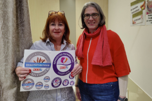Übergabe des Gütesiegels durch Manuela Seidl (rechts), FKM-Bezirksvertrauensperson im Bezirk Hollabrunn, an Herta Pass vom Betrieb Fußpflege Pass GmbH (links) für den Bereich Fußpflege.