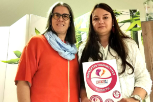 Übergabe des Gütesiegels durch Manuela Seidl (links), FKM-Bezirksvertrauensperson im Bezirk Hollabrunn, an Karin Swoboda aus Guntersdorf (rechts) für die Bereiche Fußpflege und Kosmetik.