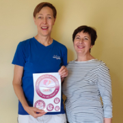 Übergabe des Gütesiegels durch KommR Mst.in Eva Helmer-Schneider (rechts), FKM-Bezirksvertrauensperson im Bezirk Mistelbach, an Duda Marika aus Mistelbach (links) für den Bereich Tuina An Mo Praktik.