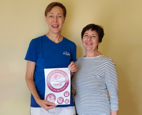 Übergabe des Gütesiegels durch KommR Mst.in Eva Helmer-Schneider (rechts), FKM-Bezirksvertrauensperson im Bezirk Mistelbach, an Duda Marika aus Mistelbach (links) für den Bereich Tuina An Mo Praktik.