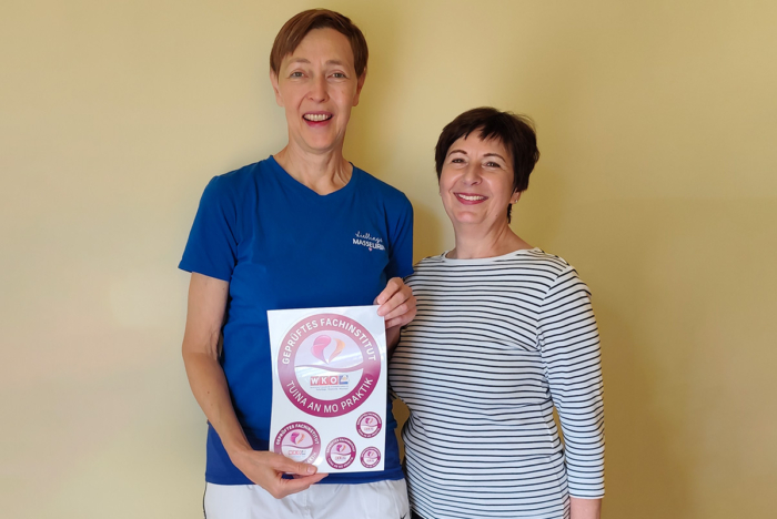 Übergabe des Gütesiegels durch KommR Mst.in Eva Helmer-Schneider (rechts), FKM-Bezirksvertrauensperson im Bezirk Mistelbach, an Duda Marika aus Mistelbach (links) für den Bereich Tuina An Mo Praktik.