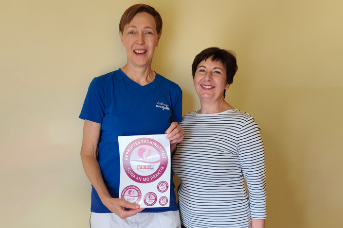 05_Duda-Marika_web Übergabe des Gütesiegels durch KommR Mst.in Eva Helmer-Schneider (rechts), FKM-Bezirksvertrauensperson im Bezirk Mistelbach, an Duda Marika aus Mistelbach (links) für den Bereich Tuina An Mo Praktik.