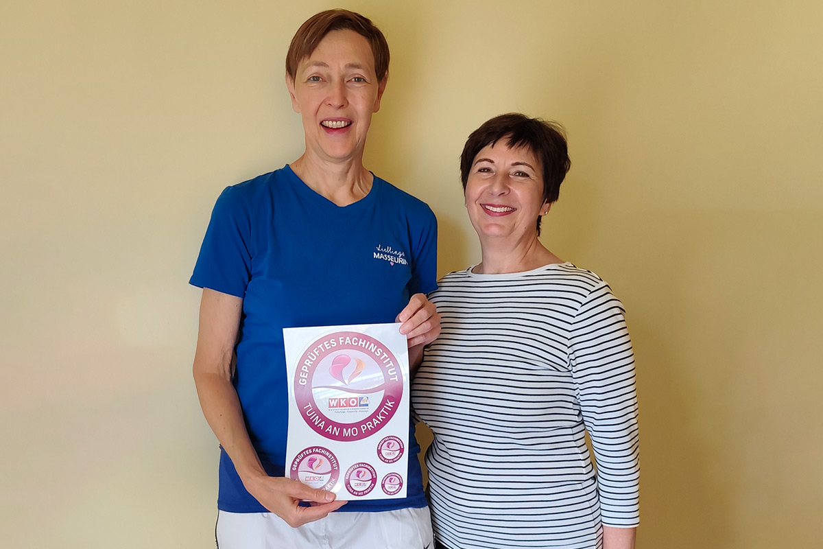 05_Duda-Marika_web Übergabe des Gütesiegels durch KommR Mst.in Eva Helmer-Schneider (rechts), FKM-Bezirksvertrauensperson im Bezirk Mistelbach, an Duda Marika aus Mistelbach (links) für den Bereich Tuina An Mo Praktik.
