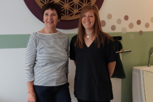 KommR Mst.in Eva Helmer-Schneider (links), FKM-Bezirksvertrauensperson im Bezirk Mistelbach, und Mimlich Tamara aus Asparn/Zaya (rechts) nach der Übergabe des Gütesiegels für die Bereiche Massage und Heilmassage.