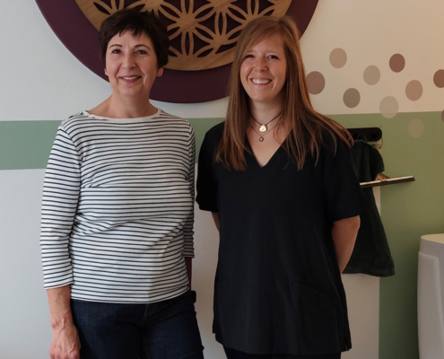 06_Mimlich-Tamara_web KommR Mst.in Eva Helmer-Schneider (links), FKM-Bezirksvertrauensperson im Bezirk Mistelbach, und Mimlich Tamara aus Asparn/Zaya (rechts) nach der Übergabe des Gütesiegels für die Bereiche Massage und Heilmassage.