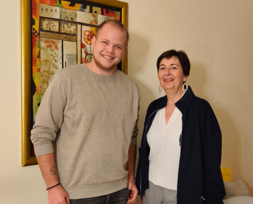 07_Schwarzl-Simon_web KommR Mst.in Eva Helmer-Schneider (rechts), FKM-Bezirksvertrauensperson im Bezirk Mistelbach, und Schwarzl Simon in Poysdorf (lnks) nach der Übergabe des Gütesiegels für die Bereiche Massage und Heilmassage.