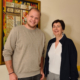 KommR Mst.in Eva Helmer-Schneider (rechts), FKM-Bezirksvertrauensperson im Bezirk Mistelbach, und Schwarzl Simon in Poysdorf (lnks) nach der Übergabe des Gütesiegels für die Bereiche Massage und Heilmassage.
