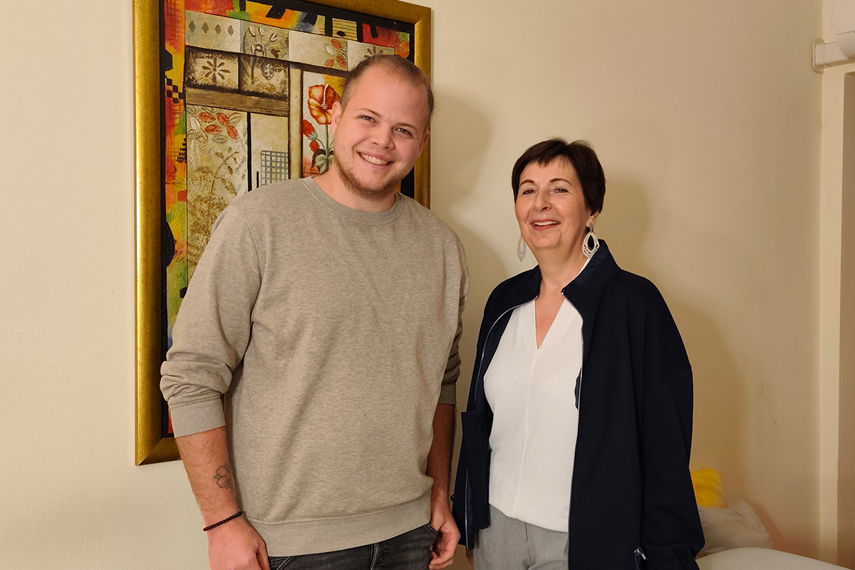 07_Schwarzl-Simon_web KommR Mst.in Eva Helmer-Schneider (rechts), FKM-Bezirksvertrauensperson im Bezirk Mistelbach, und Schwarzl Simon in Poysdorf (lnks) nach der Übergabe des Gütesiegels für die Bereiche Massage und Heilmassage.