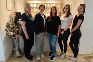 KommR Mst.in Eva Helmer-Schneider (2. von links), FKM-Bezirksvertrauensperson im Bezirk Mistelbach, und das Team von Annika Lehnes „Beauty Shot“ aus Mistelbach nach der Übergabe des Gütesiegels für die Bereiche Kosmetik und Fußpflege.