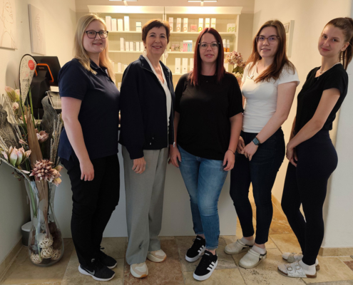 08_Lehner-Annika-Beauty-Shot_web KommR Mst.in Eva Helmer-Schneider (2. von links), FKM-Bezirksvertrauensperson im Bezirk Mistelbach, und das Team von Annika Lehnes „Beauty Shot“ aus Mistelbach nach der Übergabe des Gütesiegels für die Bereiche Kosmetik und Fußpflege.
