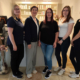 KommR Mst.in Eva Helmer-Schneider (2. von links), FKM-Bezirksvertrauensperson im Bezirk Mistelbach, und das Team von Annika Lehnes „Beauty Shot“ aus Mistelbach nach der Übergabe des Gütesiegels für die Bereiche Kosmetik und Fußpflege.