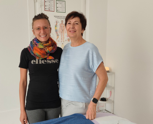 Im Rahmen ihrer Betriebsbesuche besuchte Eva Helmer-Schneider, Bezirksvertrauensperson der Landesinnung der Fußpfleger, Kosmetiker und Masseure, die Masseurin Petra Langer.