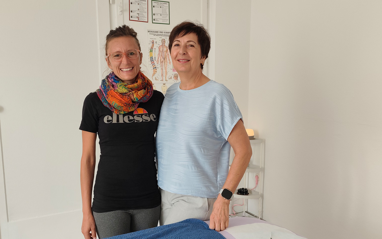 Langer-Petra_web Im Rahmen ihrer Betriebsbesuche besuchte Eva Helmer-Schneider, Bezirksvertrauensperson der Landesinnung der Fußpfleger, Kosmetiker und Masseure, die Masseurin Petra Langer.